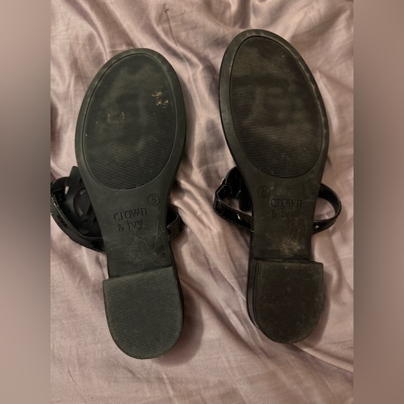 Crown & Ivy Women's Black Thong Sandals - Picture 2 of 4